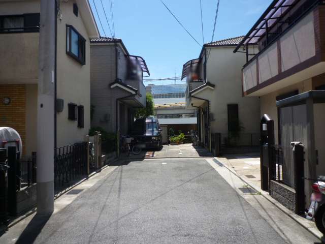 道幅は広く区画が整っています。地勢は平坦。