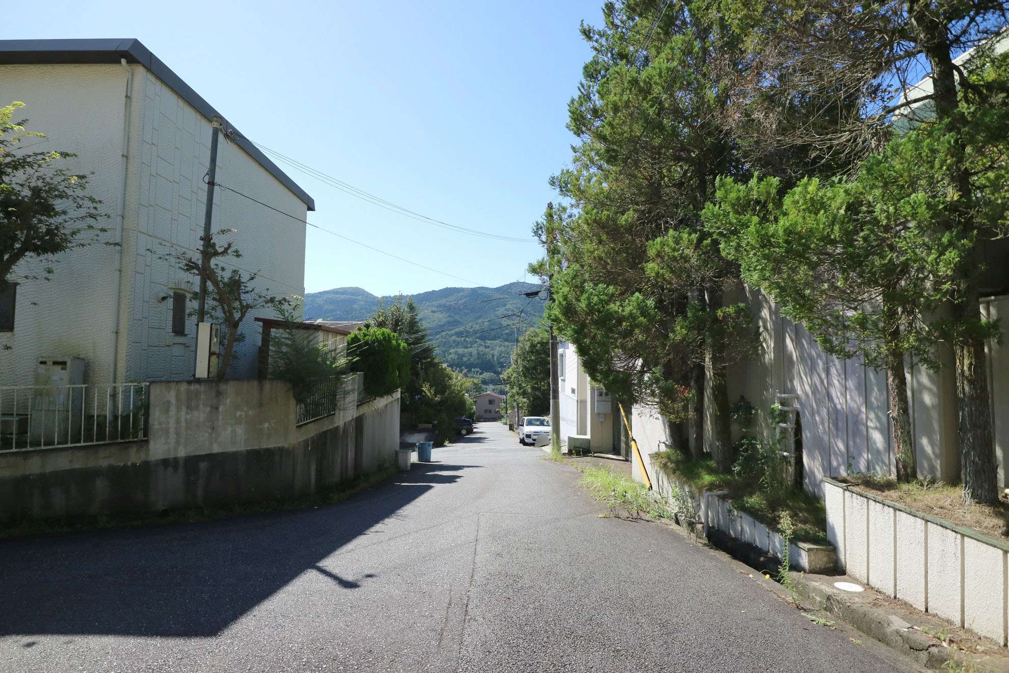 高台の自然に囲まれた住宅地で、坂道が多いですが緑が身近に感じられます。