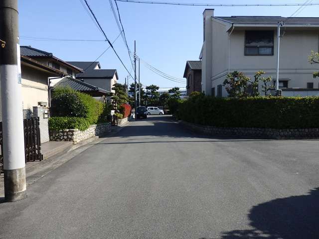 区画の整った街並みで、敷地の広い一戸建てが並んでいます。