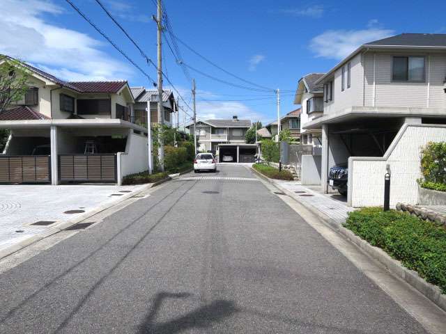 敷地の広い一戸建てやマンションが立ち並ぶエリア。道幅は広く、区画の整ったすっきりとした街並みです。
