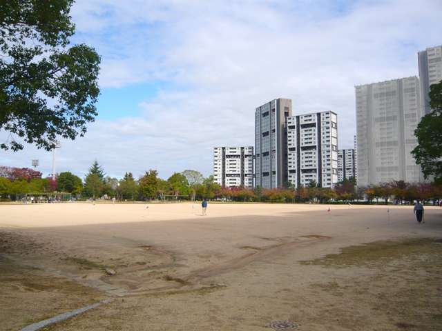 町の西側にある、『芦屋中高公園』。大きな野球場と、サッカーやラグビーができる大きなグラウンドがある公園です。