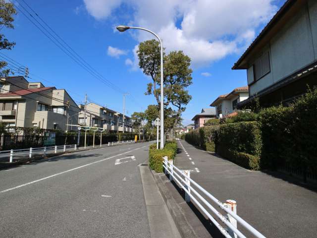 敷地の広い一戸建てが立ち並んでいます。