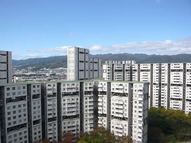 『芦屋緑2住宅』。近未来的なデザインの高層マンションが建ち並ぶエリアです。