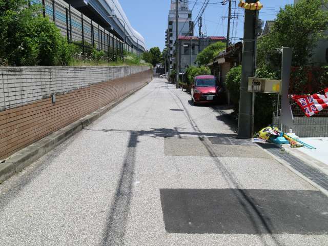 町中を国道43号線が走り、阪神高速3号神戸線の芦屋出入口にも近く、車でのアクセスも良好です。