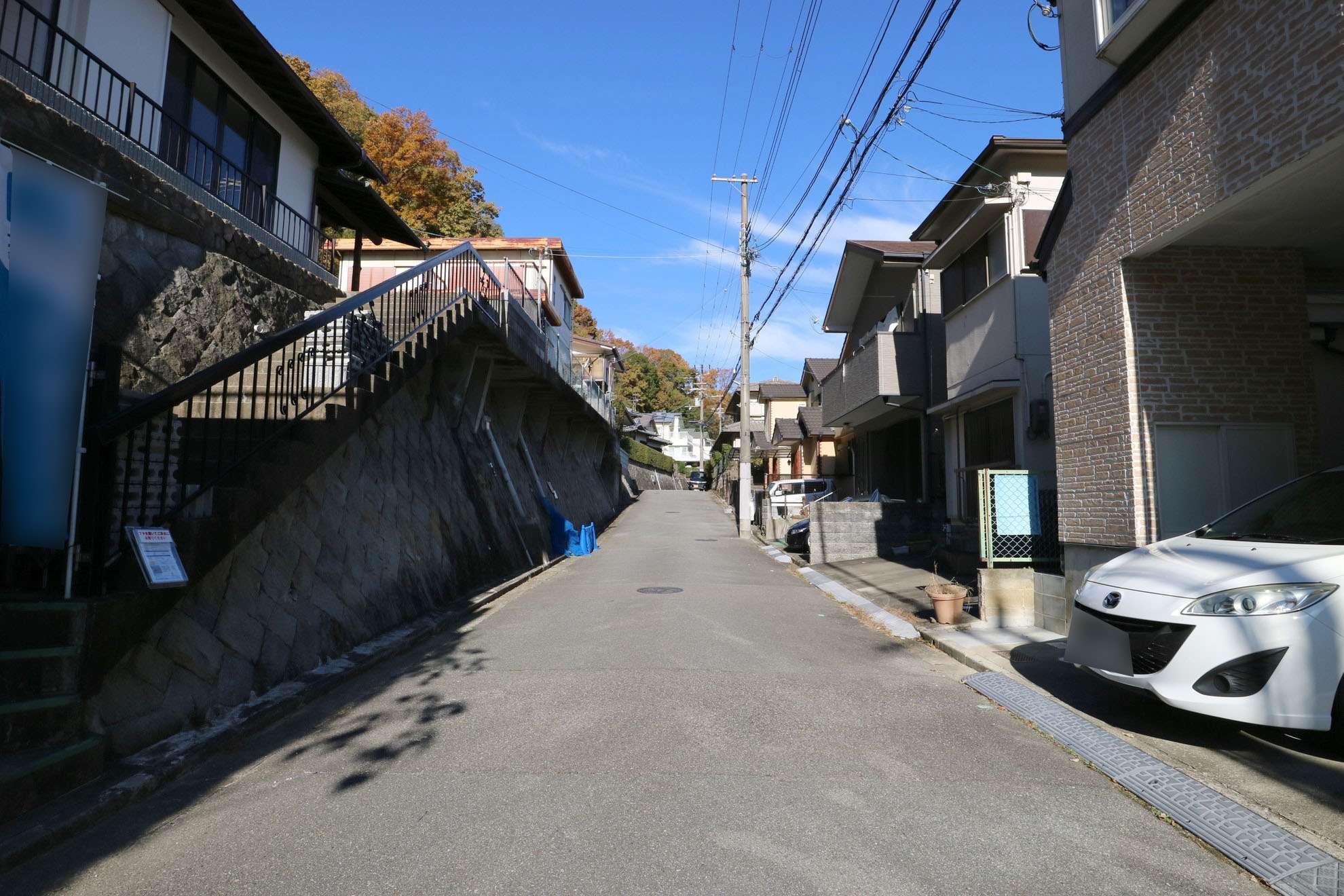 駅からの道のりにはアップダウンが多く、一部勾配のある坂道がありますが、手入れの行き届いた生垣や庭木のある家が多く、周りを山林に囲まれた緑豊かな住環境が魅力です。