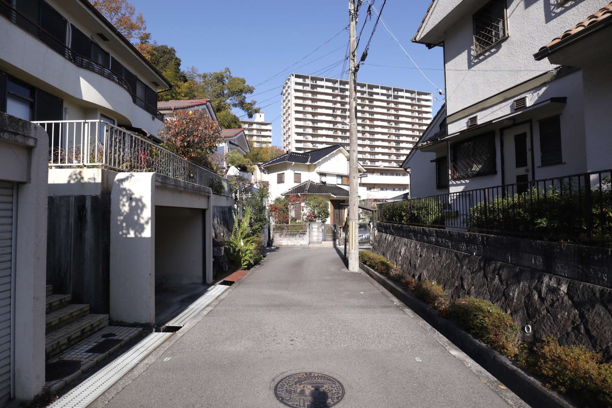 敷地の広い一戸建てが立ち並んでいます。