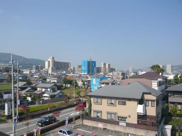 『小林3丁目』遠景。『中津浜線』が走っており、西宮方面へのアクセスが良好です。