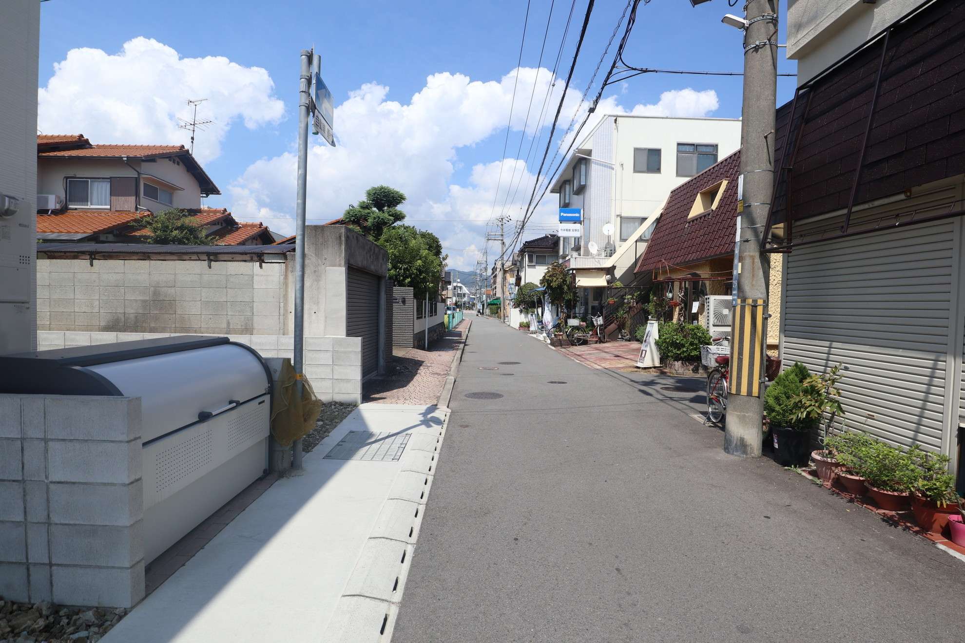 一戸建てやマンション、アパートなどが混在し、一部田畑が残るのどかな雰囲気の街並み。