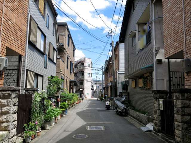 県道から一本中に入ると、道幅は狭く入り組んでいます。