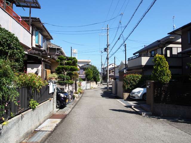 道幅は狭くやや入り組んでいますが、閑静な住環境が魅力です。