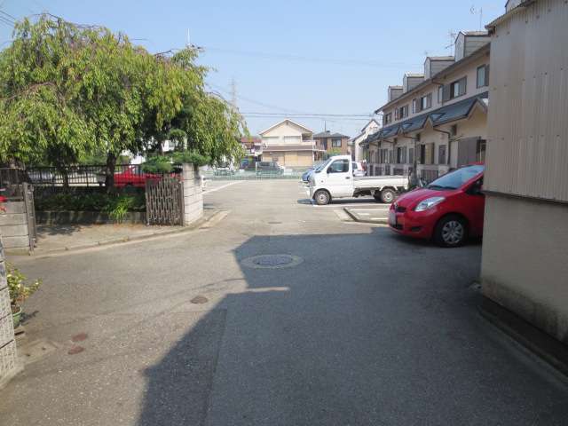 一戸建てやアパートなどが混在する静かな町。