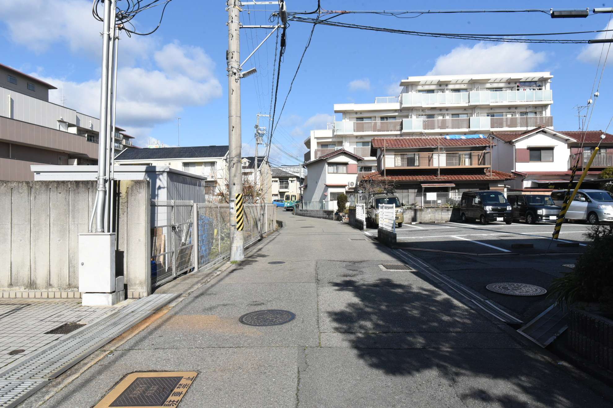 地勢は平坦、道幅は狭くやや入り組んだ街並みです。