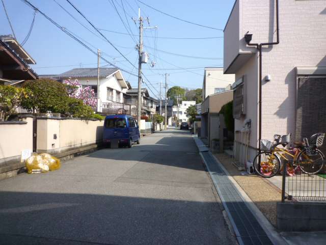 一戸建てが立ち並ぶ閑静な町です。