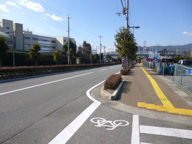 町の北部を東西に横切るバス通り。車の移動がらくです。