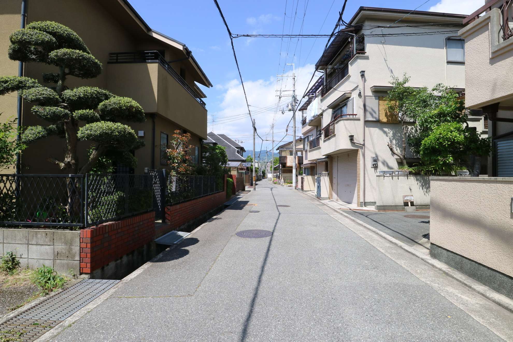 一戸建てやアパート、マンションなどが混在する住宅地です。