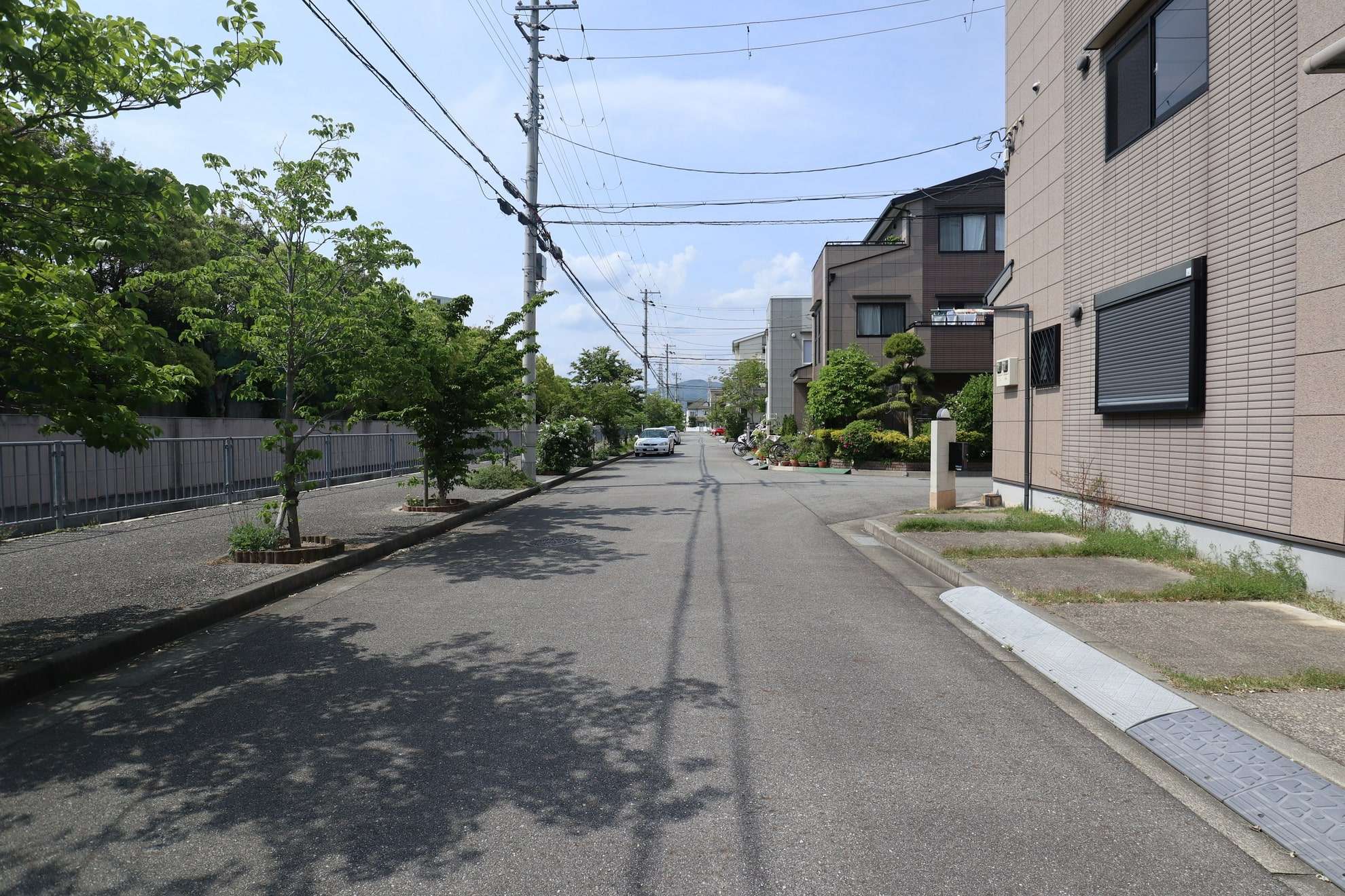 一戸建てが中心に立ち並ぶ落ち着いた雰囲気の街並み。