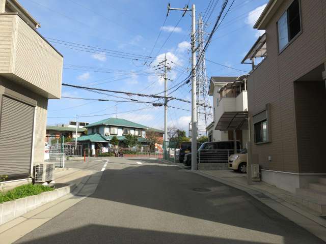 区画の整ったエリアと入り組んだエリアがありますが、道幅は比較的広いです。