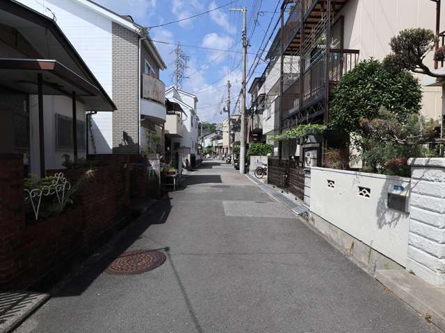 小規模のアパートやマンション、一戸建てが混在する住宅地。