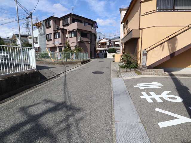 近い距離に小学校までの教育施設が揃い、買物施設が充実した便利な立地です。