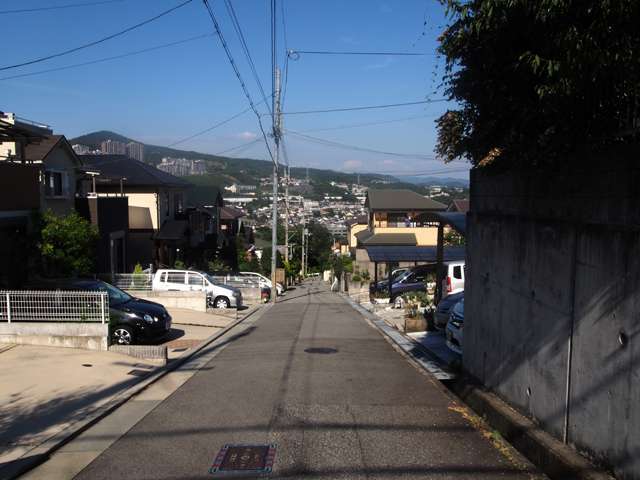 六甲山系東端の高台に位置するため、町の各所から眺望がとれます。