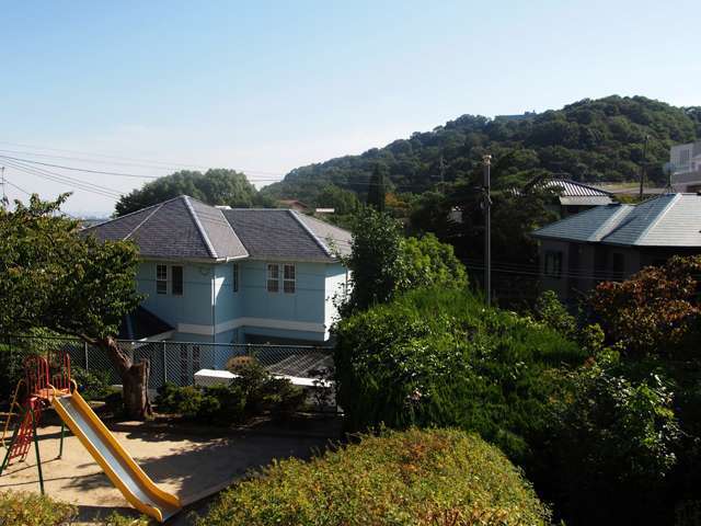 六甲山系東端の高台に位置しているため、周りを山林に囲まれ、身近に自然を感じられます。