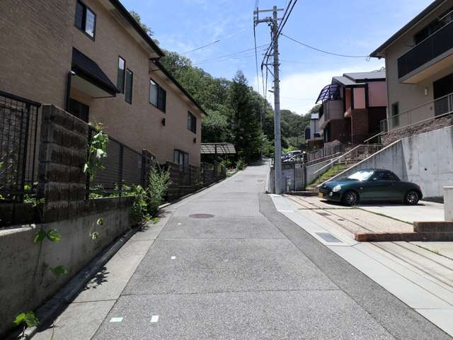 第1種低層住居専用地域と第1種中高層住居専用地域に指定されています。