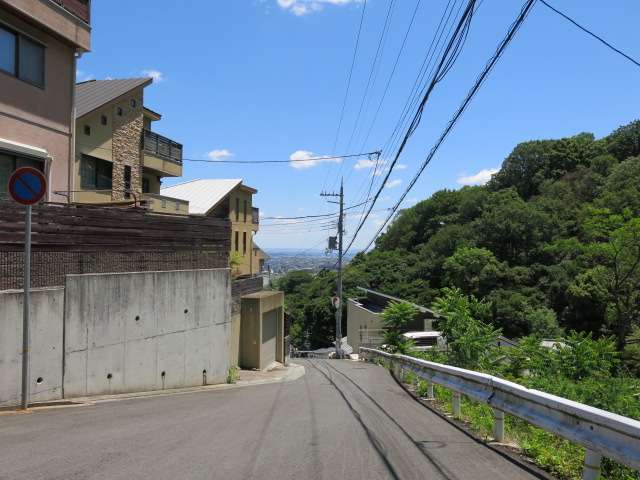 駅との高低差約95mの高台のため、駅からの道のりは勾配の急な坂道が続きます。