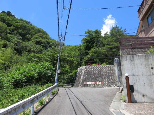六甲山系の麓に広がる緑豊かな印象の街並み。