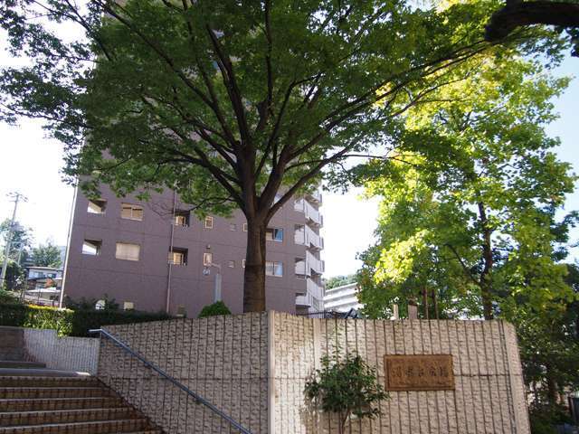 『湯本台広場』。広場の中には噴水があり、緑に囲まれた落ち着いた雰囲気のスペースです。