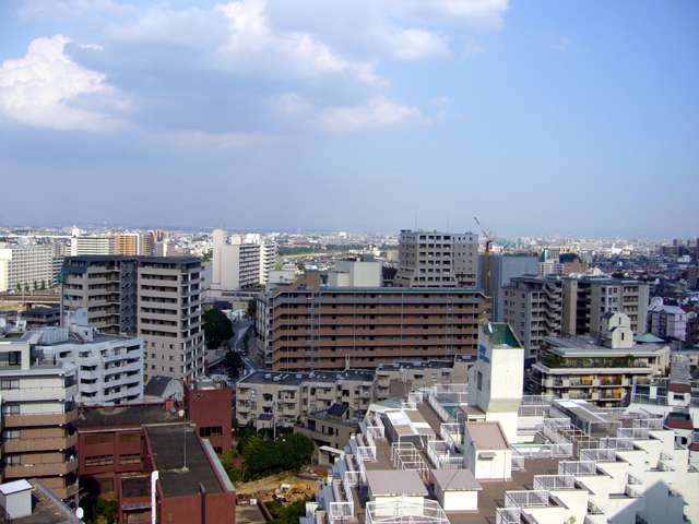 武庫川の南側に広がる、高層マンションが並ぶ街並みです。