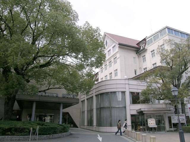 『宝塚ホテル』は、大正15年に創業した伝統のある欧風のホテルです。阪急「宝塚南口」駅の駅前にあります。