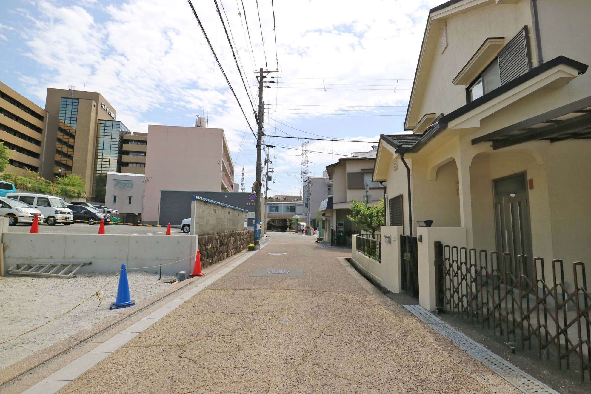 住宅の他に、幼稚園や小学校、専門学校、病院など、大きな施設が複数建っている町です。