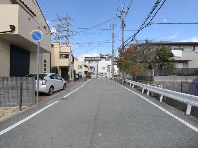 一戸建てや小規模のマンション、連棟住宅などが混在する住宅エリアです。