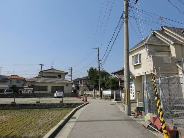 ところどころに田畑が残り、のどかな雰囲気があります。