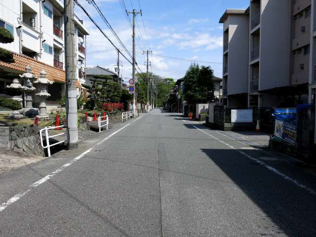 マンションや一戸建てが立ち並んでいます。