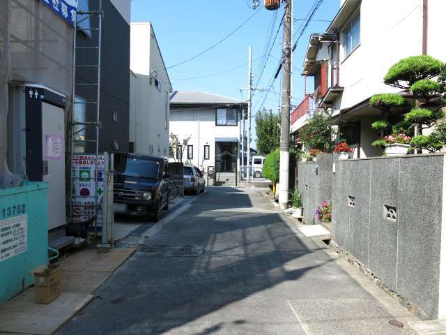 一部道幅の狭いところもありますが、落ち着いた雰囲気の街並みです。