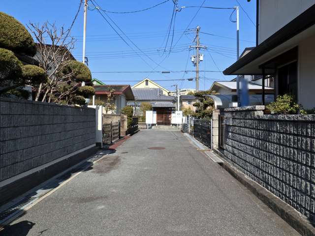 道のりに一部坂もありますが、近隣にスーパーや病院、公共施設など各種生活施設が揃う便利な立地。