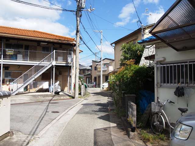 町の中央付近。道幅が狭く入り組んでいますが、車の通りが少ない閑静な住環境が魅力です。