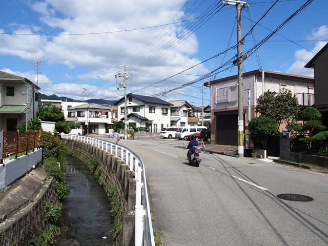 町の南西部。水路が流れる落ち着いた雰囲気の街並み。
