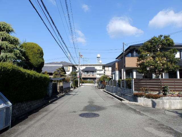 一戸建てが並ぶ区画の整った町。