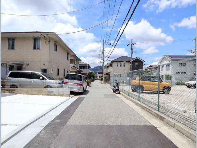 住宅地の中は道幅が狭い街路が多いです。