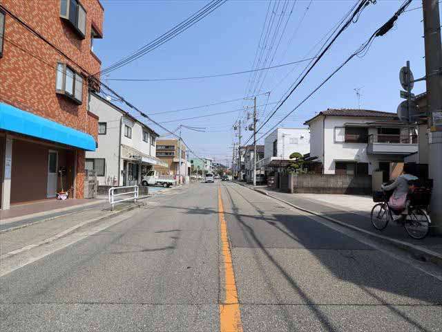 町の中央部を通る主要道路。両側には歩道が整備されています。