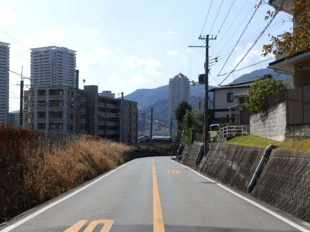 町の南側を国道176号線が走っており、車の移動に便利。ゆるやかな南斜面地で、周りにはややアップダウンがあります。