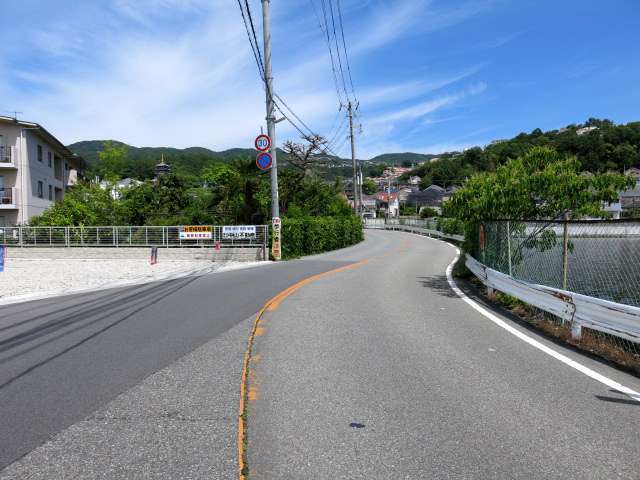 町中には大きな池があり、緑豊かな印象の街並み。