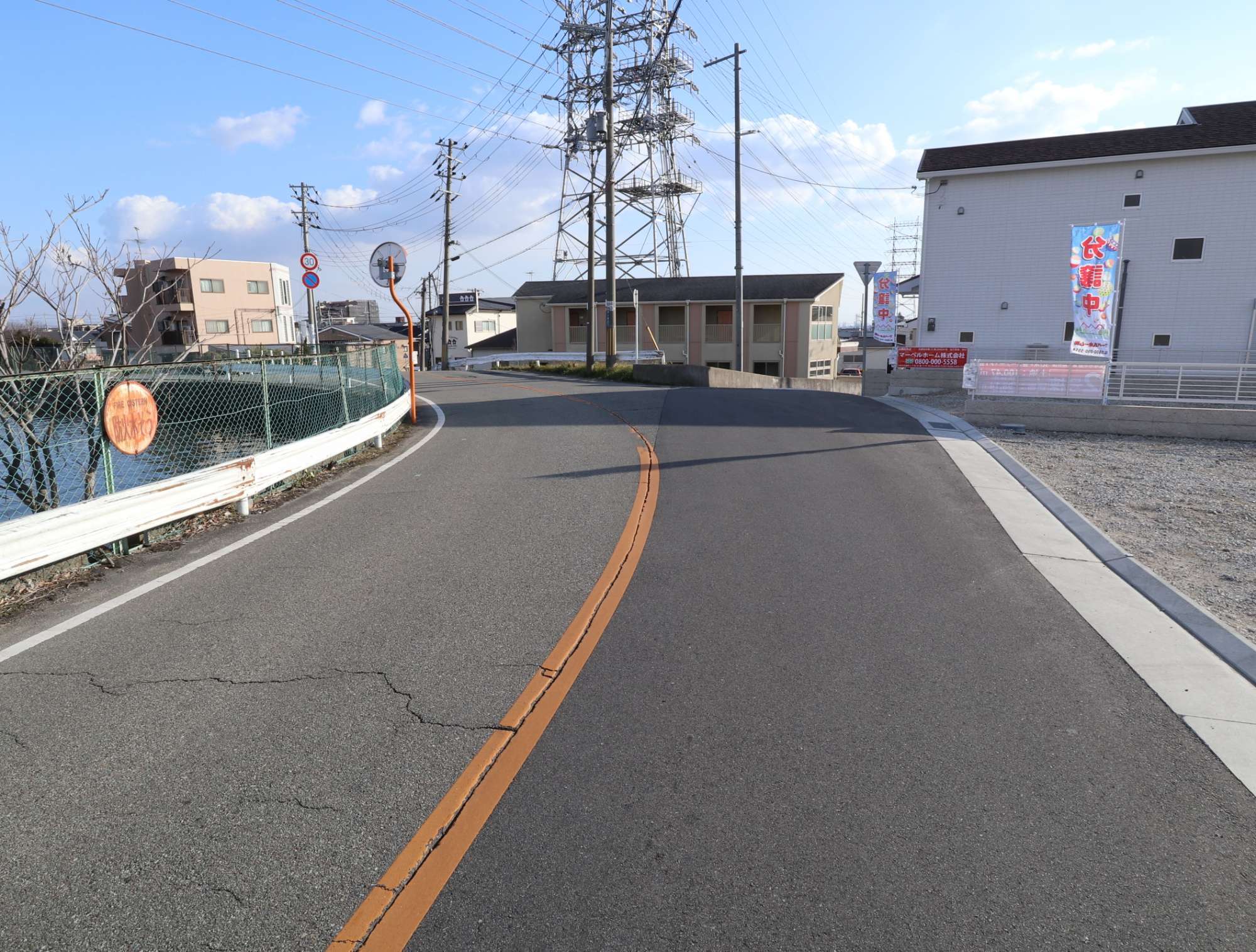 駅からの道のりはほぼ平坦で、のんびりした雰囲気です。