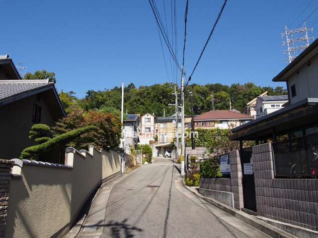 町の中央付近。道幅は狭く、入り組んだ街並みですが、車の通りが少ない閑静なエリアです。