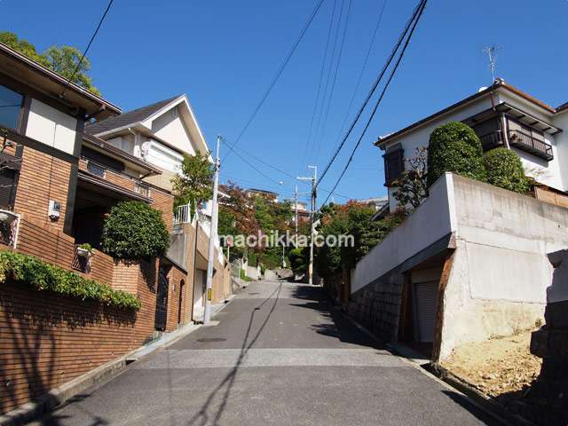 町中には勾配の急な坂道が多くあります。自転車での移動にはあまり向いていません。