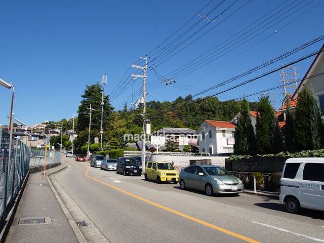 阪急宝塚線の踏切付近。道幅が広く、車の通りはやや多めです。