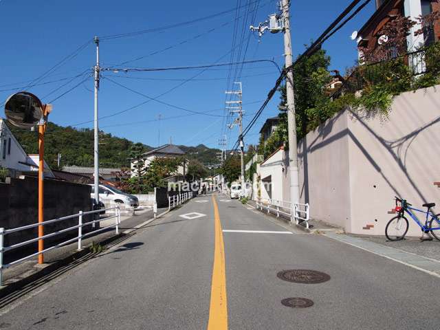 生垣のある家が多く、山林に囲まれた緑豊かな住環境が魅力です。