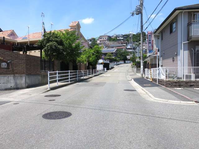 長尾連山の麓に位置し、近くを最明寺川が流れ、緑豊かな『松尾神社』や造園畑などもある自然豊かな住環境。